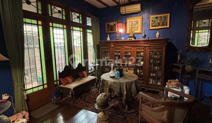 A beautiful house in the Cinere complex, the result of an architect's design that combines warm and natural nuances.