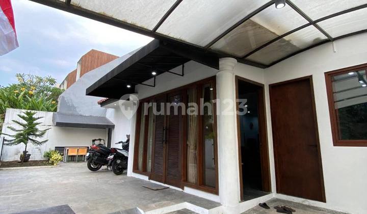 Rumah dengan  lingkungan asri di Villa Cinere Mas
