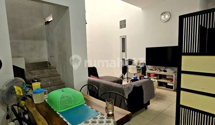 The best priced house in Cinere Cluster, Cinere, just 5 minutes from the Brigif toll gate. 2