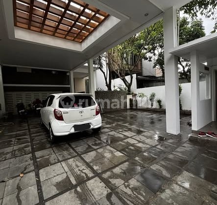 Rumah Modern Tropis dengan Swimming Pool di Cilandak.