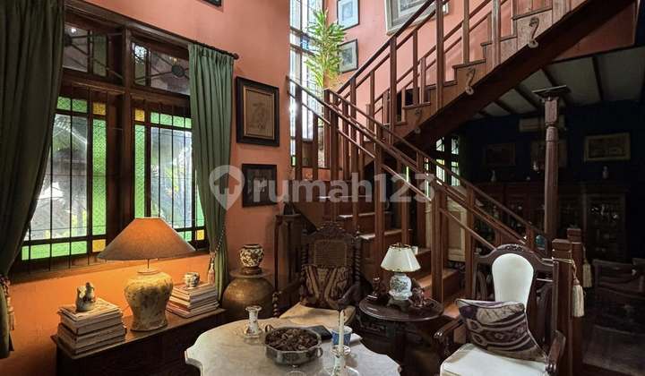 rumah cantik di dalam komplek Cinere, hasil rancangan arsitek yang memadukan nuansa hangat alami dengan kenyamanan.