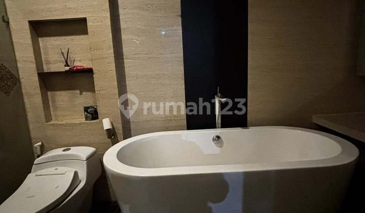 Rumah Modern Tropis dengan Swimming Pool di Cilandak. 2