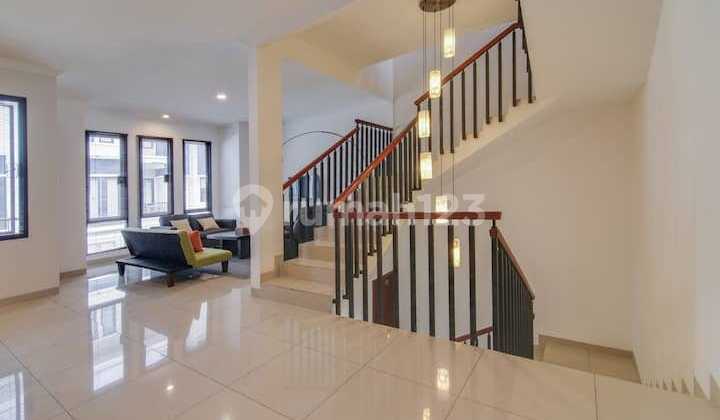 Rumah 3,5 Lantai Full Furnished Siap Huni di Setraduta Rumah 3,5 Lantai Full Furnished Siap Huni di Setraduta