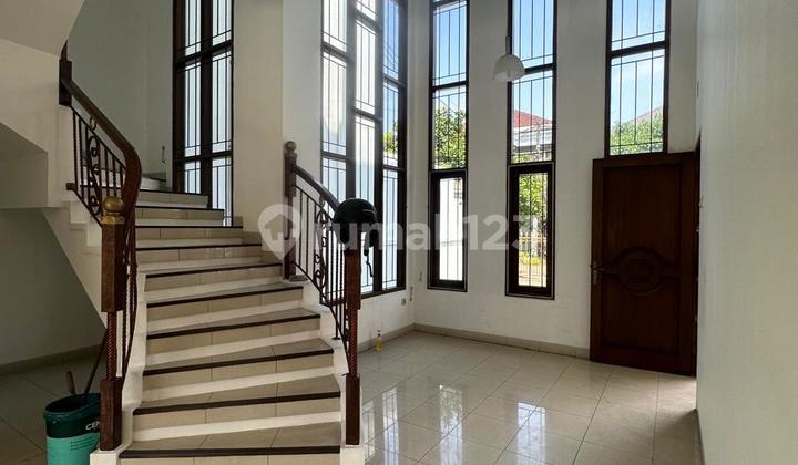 Well-Maintained 2-Storey Spacious House in Strategic Location at Batununggal