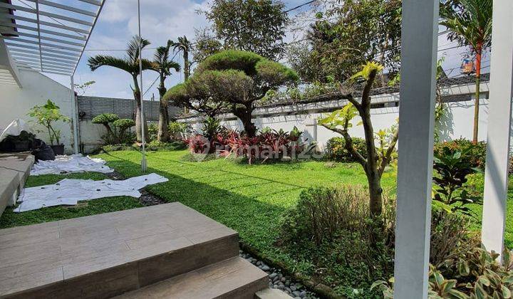 Dijual Rumah Luxury Ada Taman Siap Huni di Strasari, Bandung 1