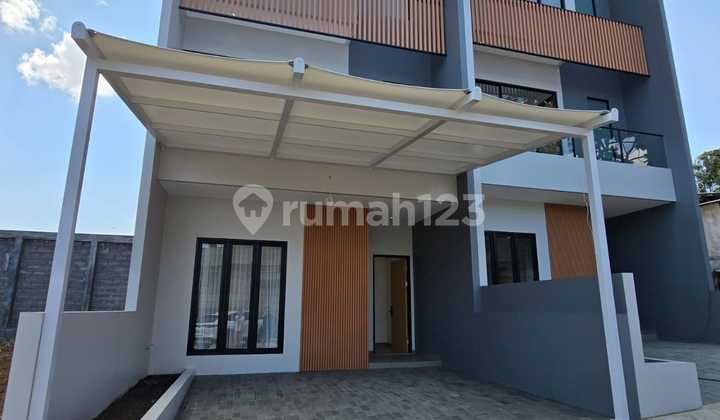 Rumah Baru Luas 3 Lantai Lokasi Strategis di Setraduta 2