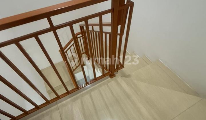 Sewa Rumah Pik Manyar Permai 8x27 Semi Furnished 2