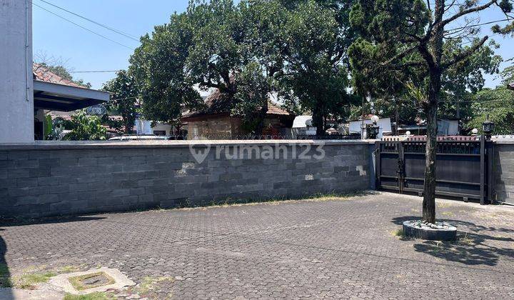 Rumah Luas Dekat Area Perbelanjaan di Jalan Terate Bandung 2