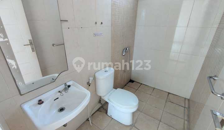 Shop House with Strategic and Busy Main Road Location on Moh Toha Street, Bandung 2