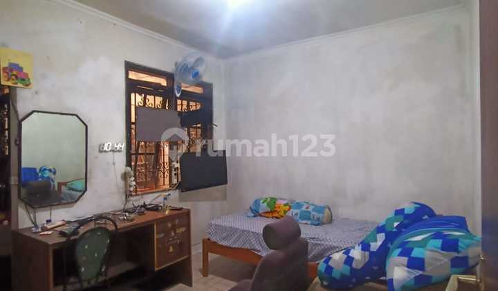 Rumah Bangunan Lama Hadap Selatan di Komplek Dian Permai Bandung