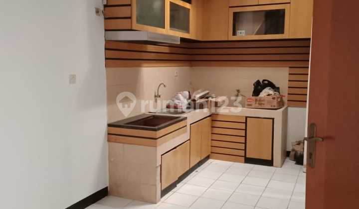 Ready-to-Occupy Comfortable House in the Strategic Location of Taman Holis Indah Area. 1
