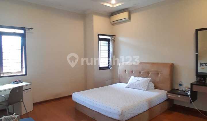 Beautiful 2-Story Semi-Furnished House, Singgasana Area 2