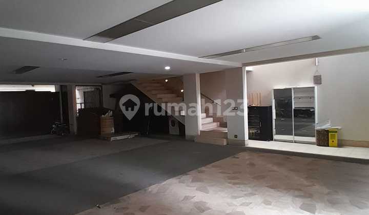 Rumah mewah, luas, siap huni, furnished, mainroad Singgasana 2