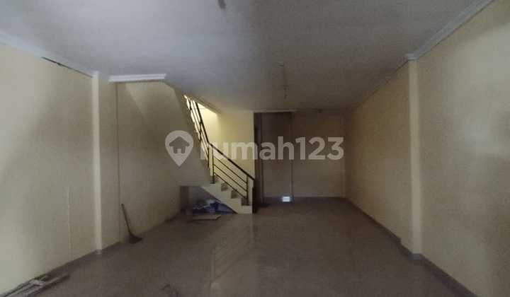 3-Story Shop House in a Strategic Location at Kopo Mas Regency
