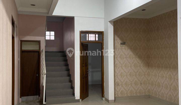 Rumah 2 Lantai Bagus Semi Furnished SHM di Phh Mustofa, Bandung 1