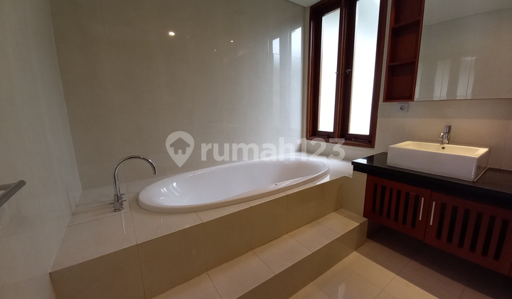 Luxury Living di Kemang - Kolam Renang & Halaman Luas.