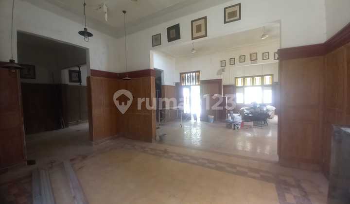 House in the Menteng area is suitable for restaurant and coffee shop businesses. House in the Menteng area is suitable for restaurant and coffee shop businesses.