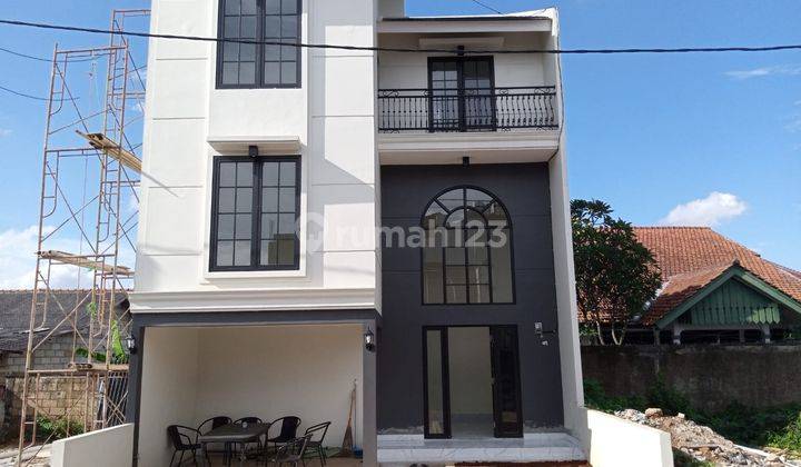 Rumah Mewah Mezzanine 3 Lantai SHM di Jl radar auri 1