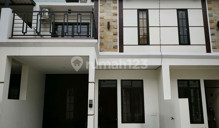 Rumah Cakep 2 Lantai Siap Huni dan Bebas Banjir