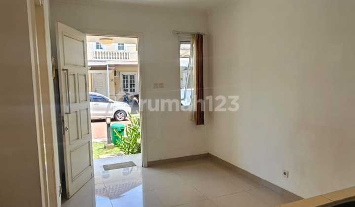 Nice 2-Story House in Paramount Village