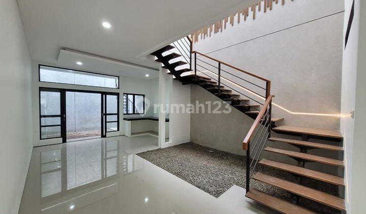 Rumah 2 Lantai Bagus Unfurnished SHM di Setra Duta , Bandung 1