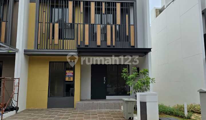 For sale, a beautiful 3-story house in the Strozzi cluster, Gading Serpong.