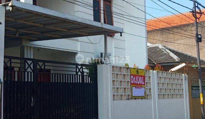 Rumah di Jalan Kembar Bkr 2 Lantai Siap Huni Dekat Tol Moch Toha 1