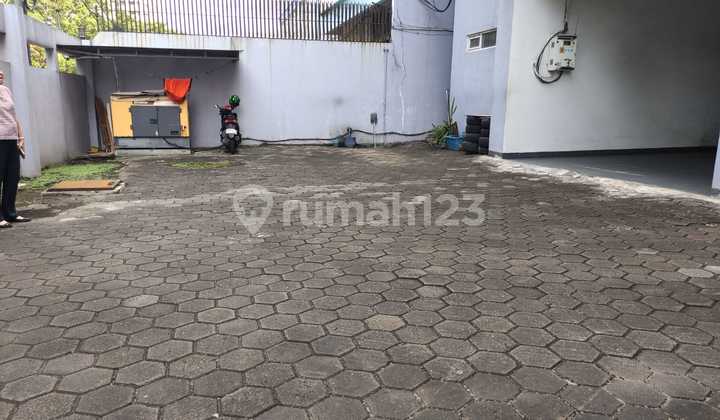 Gedung serbaguna dengan 4 ½ lantai di Jl Nusantara, Sunter, Jakarta Utara