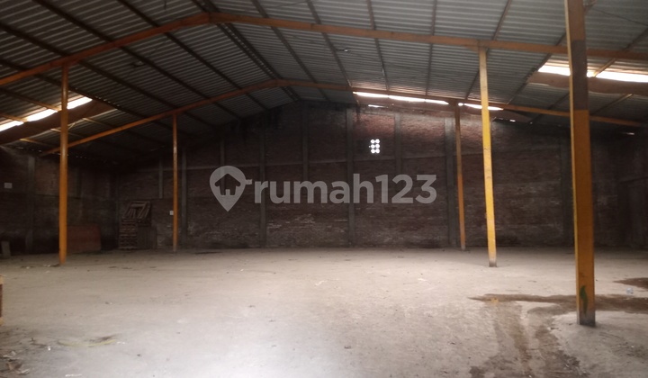 Strategic warehouse for rent on the main road in Kopo.