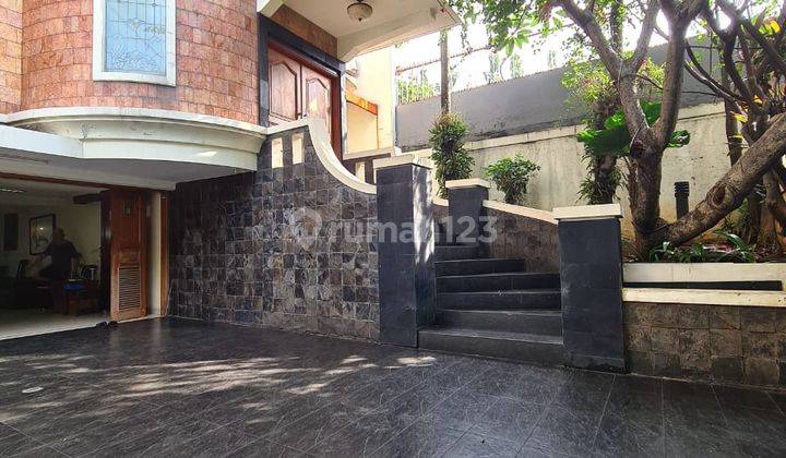 Rumah Bergaya Klasik di Kemang, Dijual Cepat 1