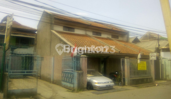 Rumah dan kios di depan Pasar Induk Caringin Bandung