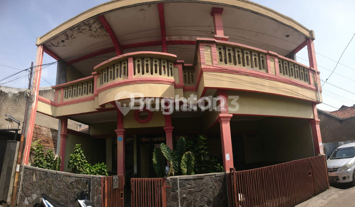 RUMAH 2 LANTAI DENGAN RUANG TENGAH LUAS DAN HALAMAN BELAKANG LUAS DI CIGANITRI