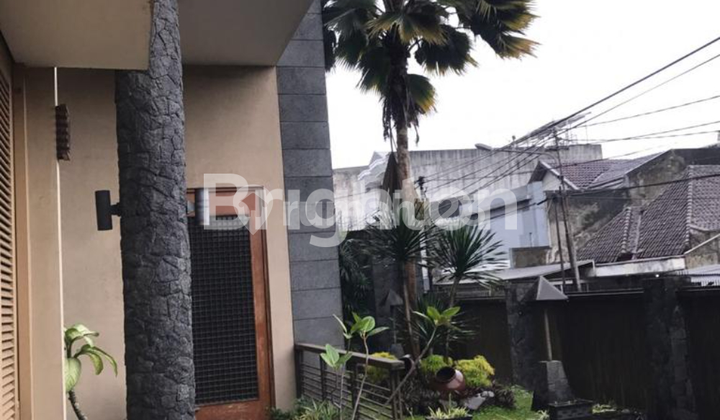 Rumah 2 lantai bergaya modern di dekat alun-alun kota Bandung Rumah 2 lantai bergaya modern di dekat alun-alun kota Bandung