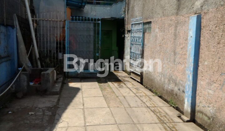 Houses and kiosks in front of the Caringin Main Market, Bandung. 2