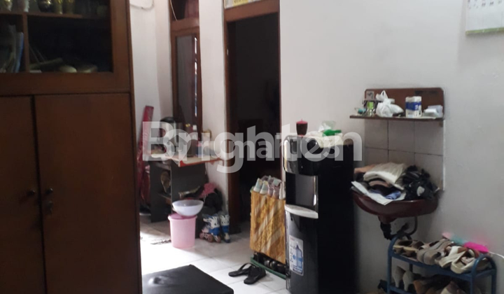 Rumah di area pemukiman yang hidup, cocok untuk usaha dan / atau tempat kost 2