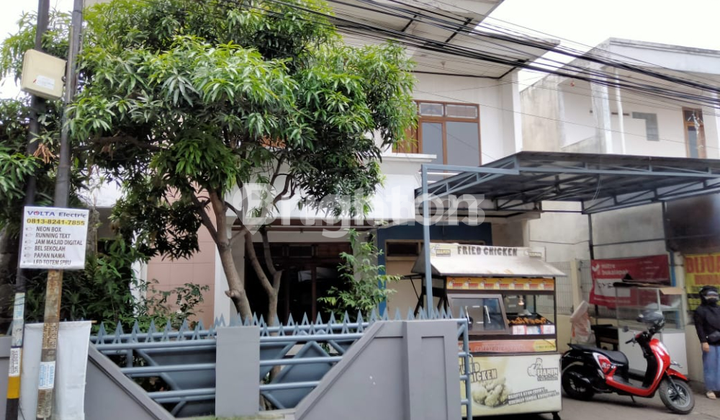 Rumah di area pemukiman yang hidup, cocok untuk usaha dan / atau tempat kost