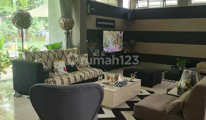 Beautiful House in Front of the Park, Green and Peaceful 2