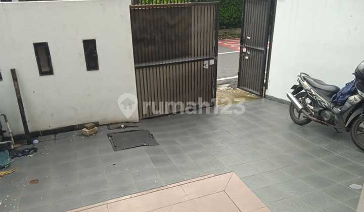 Rumah 3 Lantai di Tomang Jakarta Barat Strategis