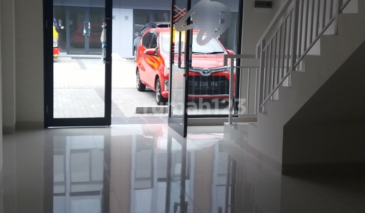 Shop House in City Center. Bustling. Strategic. Shop House in City Center. Bustling. Strategic.