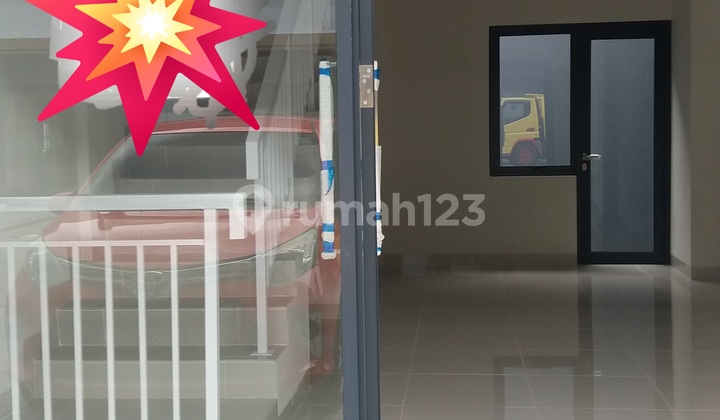 Shop House in City Center. Bustling. Strategic. Shop House in City Center. Bustling. Strategic.