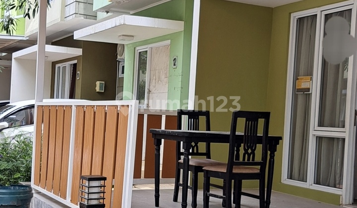 Neat House Ready to Live In. 2 Floors. 3 Bedrooms. Flood-Free. Close to School. 2