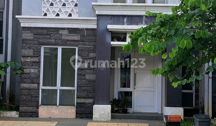 2-Story House. Near School. Flood-Free. Move-In Ready.