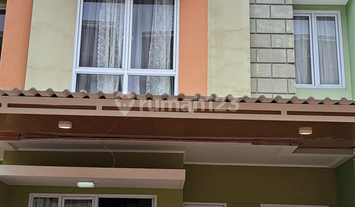 Neat House Ready to Live In. 2 Floors. 3 Bedrooms. Flood-Free. Close to School.