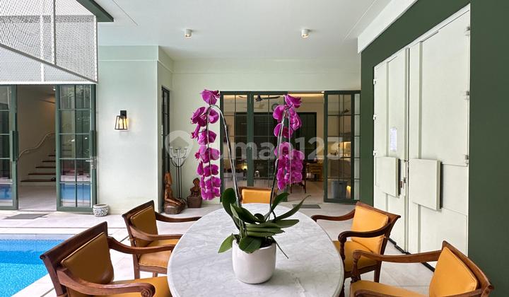 Dijual Rumah dengan Fasilitas Kolam Renang di Sentul Bogor