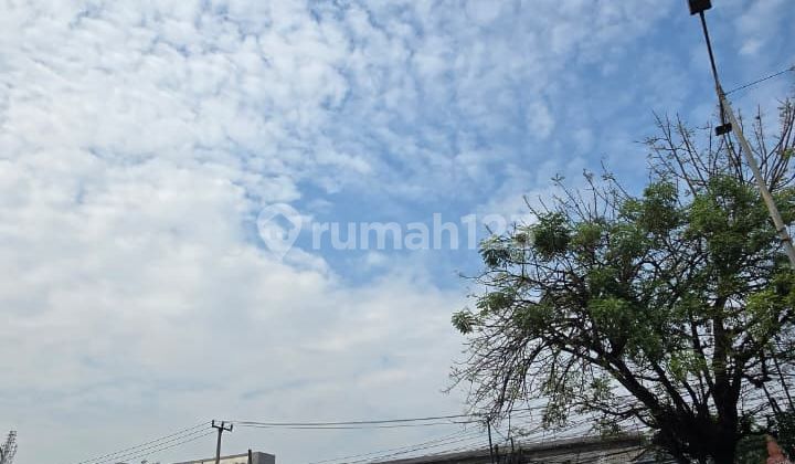 For rent, 3-story row shop house in the center of Bekasi city. For rent, 3-story row shop house in the center of Bekasi city.