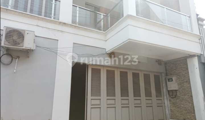 Strategic 4-Story Shop House in the Center of Semarang City 1