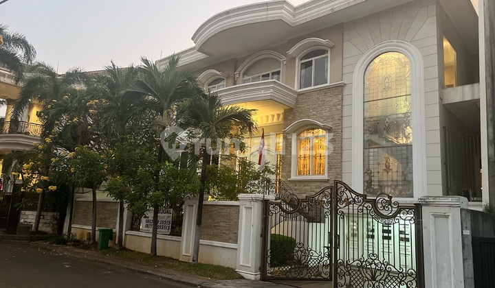 3-Story House with Spacious Parking Area and Exclusive Mini Bar