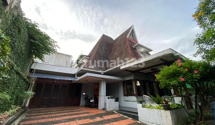 Rumah Luas 550M² dengan Taman Depan dan Belakang di Menteng