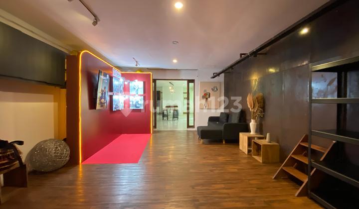 Jual Rumah Mewah Fasilitas Lengkap 2 Lantai di Kemang