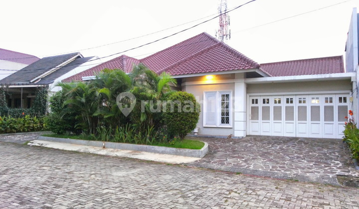 Rumah Semi Klasik Dekat Akses Tol Tb Simatupang di Cipayung